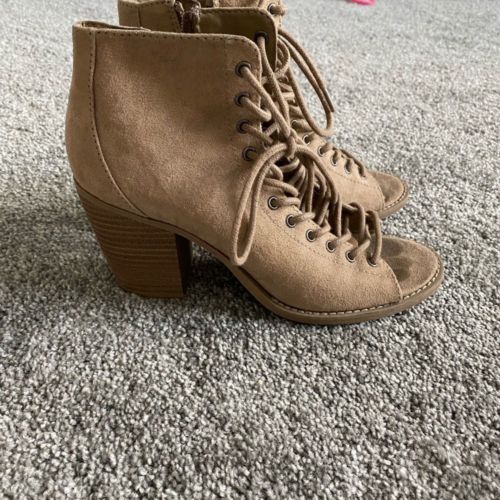 Women’s wedges tan size 7